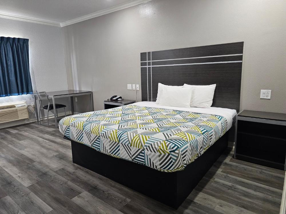 Deluxe King Room - Non-Smoking interior