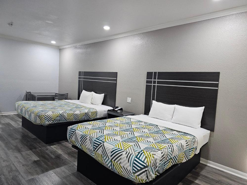 Deluxe Queen Room with Two Queen Beds - Smoking interior